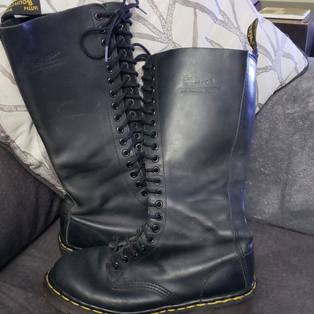 Dr. Martens 20 hole vintage boots Sz. 9